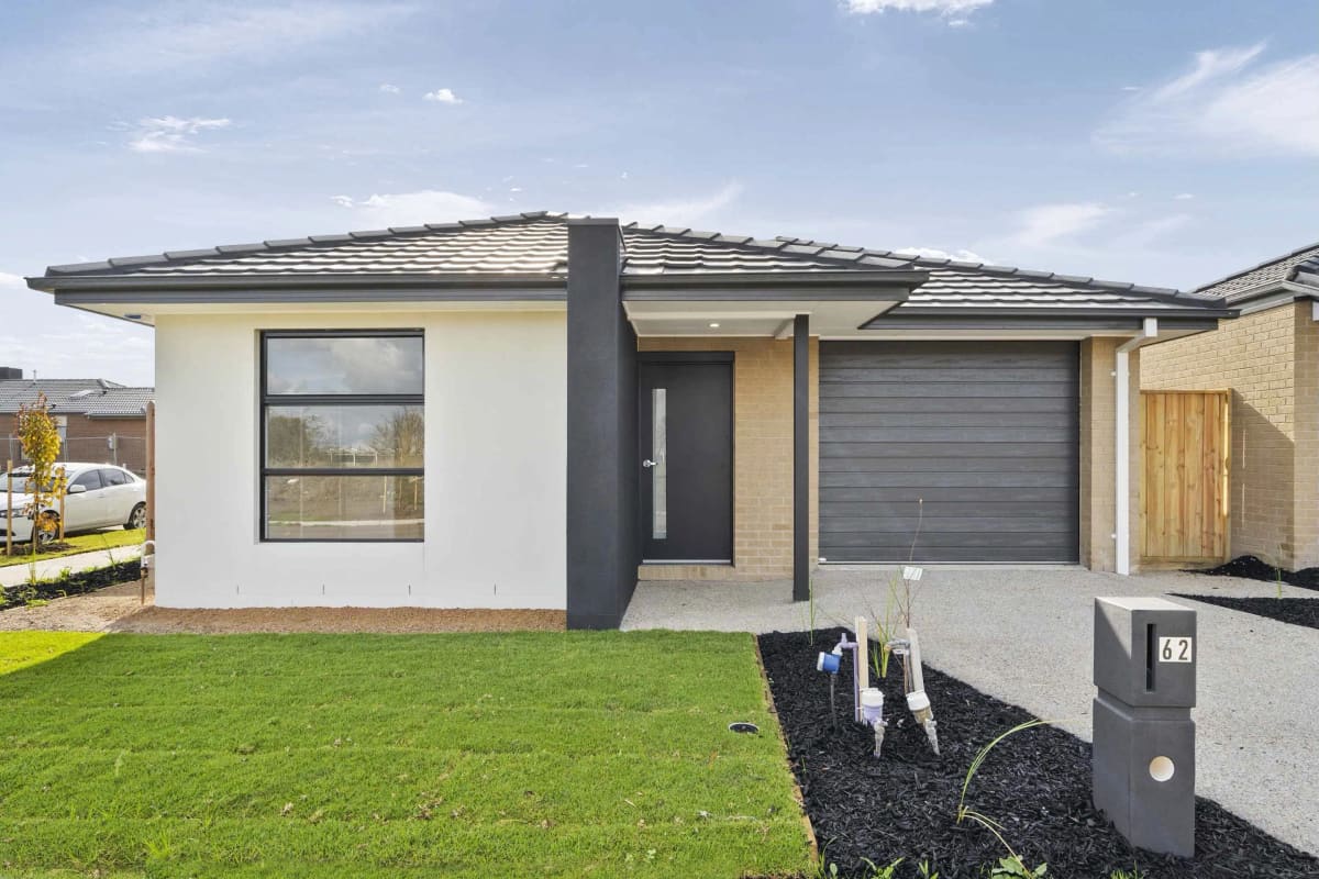 Front of Aurora Drive, Cranbourne West